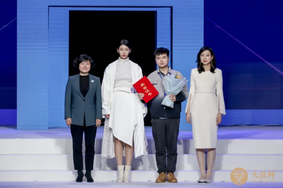 &ldquo;元音#東方&rdquo;第十二屆&ldquo;大浪杯&rdquo;中國女裝設(shè)計大賽圓滿收官，作品《逍遙詩學(xué)》贏得&ldquo;金浪獎&rdquo;20萬，大賽虛擬代言人&ldquo;唯我&rdquo;驚艷亮相！