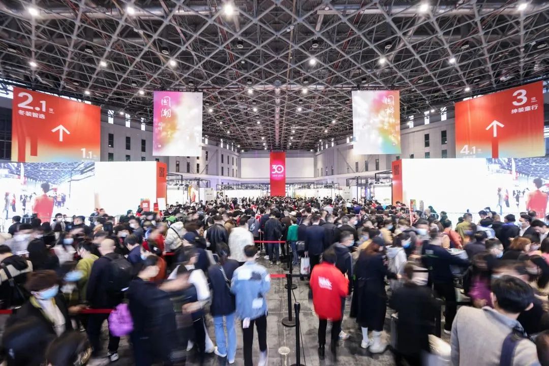 陸大榮:聽(tīng)黨話跟黨走,民營(yíng)企業(yè)大有作為 ——在蘇州市服裝業(yè)商會(huì)二屆二次會(huì)員大會(huì)上的發(fā)言