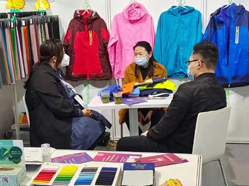 &ldquo;科技、時尚、綠色、高端&rdquo; 鴻岳紡織步入校服、沖鋒衣面料的良性發(fā)展軌道