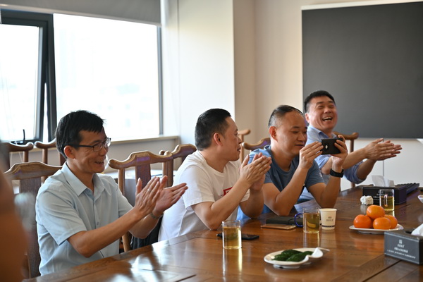 二十位業(yè)內(nèi)大咖齊聚鄭州，共商校服高品質(zhì)發(fā)展大計
