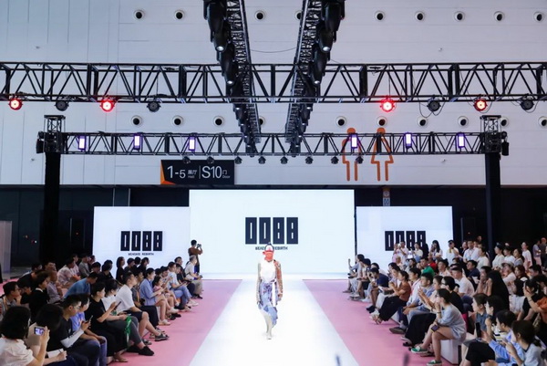  7月26日，第五屆中國（紹興）紡織新材料展在紹興國際會展中心拉開帷幕。500家企業(yè)參展，首日5000多名專業(yè)觀眾入場，展會炙熱的對接氛圍有如7月的氣浪，使行業(yè)快速升溫。海內(nèi)外企業(yè)積極響應(yīng)，原料龍頭企業(yè)高 &ldquo;復(fù)參率&rdquo;，歷經(jīng)五屆的新材料展有何獨特魅力？ 圖片  圖片  會展品質(zhì)乘勢而上   本屆新材料展獲得UFI國際展覽協(xié)會認(rèn)證，是工信部、商務(wù)部組織的2023年&ldquo;優(yōu)供給促升級&rdquo;系列活動之一，基于往屆資源優(yōu)勢，對展覽規(guī)劃、買家邀約、會務(wù)聯(lián)動等進行了全線融合升級，展會品質(zhì)躍升，煥發(fā)新的風(fēng)采。展會由中國長絲織造協(xié)會、紹興市商務(wù)局、中國國際貿(mào)易委員會紹興市委員會、中國國際商會紹興商會、紹興市柯橋區(qū)會展業(yè)發(fā)展中心主辦，浙江三博會展股份有限公司聯(lián)合主辦，紹興市柯橋區(qū)中國輕紡城展會有限公司承辦，紹興市經(jīng)信局、浙江省紡織面料設(shè)計協(xié)會、七彩云、紹興市紡織行業(yè)協(xié)會協(xié)辦。  圖片  圖片  開幕盛況  國際展商同臺賽寶   本次展會共500家展商參展，設(shè)新材料、新織造、新設(shè)備、新面料四大特色展區(qū)，有超10萬款科技纖維、創(chuàng)新面料、紡機設(shè)備在展會發(fā)布。魏橋紡織、昆山東利、興發(fā)化纖、吉林化纖、通用新材料、德州恒豐、佳人新材料、浙江興發(fā)、紹興國周、鐠美科等知名紡織龍頭企業(yè)參展。紹興新昌紡機產(chǎn)業(yè)展團、湖州長興織造產(chǎn)業(yè)展團、諸暨繡花機械產(chǎn)業(yè)展團、上虞染化料助劑產(chǎn)業(yè)展團等區(qū)域展團亮相。本屆展會更是引眾多RCEP國家和地區(qū)的展商組團奔赴而來，在國際展區(qū)，韓國ditto時尚聯(lián)盟、緬甸中國商會、莫斯科中小企業(yè)工商會等國際展團人氣旺盛。  圖片  企業(yè)展區(qū)  眾多展商聚焦雙碳熱點，圍繞綠色、健康、智造等方向展開產(chǎn)品角逐。魏橋紡織的生物基綠色環(huán)保+抗菌混紡系列、湖州威達集團的綠色環(huán)保色紡紗系列、昆山東利的仿生透氣科技面料系列、吳江蘭天織造的UV對抗仿生科技面料、新型雙層直充防寒面料、機能無氨彈力面料等展品亮點頻出，展商企業(yè)開啟&ldquo;搶客&rdquo;模式，緊抓展會機遇尋求下游合作。本屆展會有更大規(guī)模的智能紡機、織機設(shè)備企業(yè)參展，進一步彰顯國產(chǎn)智能織造的研發(fā)水平，鐠美科、浙江康立自控科技、浙江凱成智能設(shè)備、浙江瑪雅機電等展位帶來媲美國際水平的最新機械設(shè)備，令人矚目。  圖片  設(shè)備展區(qū)  探索解決行業(yè)困惑與瓶頸，是新材料展歷經(jīng)多屆與各企業(yè)總結(jié)、達成的共識，也是其不僅在于產(chǎn)品展貿(mào)，更在于新理念的交匯的價值內(nèi)涵。  國際視野論外貿(mào)   由中國紡織品進出口商會主辦的2023紹興國際（RCEP）紡織服裝產(chǎn)業(yè)論壇系列活動與展會同期同館開幕。論壇以&ldquo;RCEP新機遇-紡織產(chǎn)業(yè)新格局&rdquo;為主題，就國內(nèi)紡織產(chǎn)業(yè)結(jié)構(gòu)與RCEP國際紡織服裝產(chǎn)業(yè)的發(fā)展趨勢進行研討與產(chǎn)業(yè)對接。中國紡織品進出口商會副會長王宇、韓國時尚服裝人工智能研究所院長金蕙京、緬甸中國紡織服裝協(xié)會會長施坤等嘉賓為論壇開幕致辭。  圖片  圖片 論壇開幕式  論壇開幕式后，首場系列活動韓國服飾流行趨勢論壇在展會時尚活動區(qū)舉辦，多家韓國時裝品牌聯(lián)合走秀，同時Dito&ditto，ISAE，F(xiàn)&PLUS等韓國時尚機構(gòu)帶來韓國時尚產(chǎn)業(yè)與數(shù)字技術(shù)的發(fā)展趨勢分享。后續(xù)將陸續(xù)舉辦2023生物基纖維材料產(chǎn)業(yè)技術(shù)論壇、走進中國輕紡城市場對接會、亞洲紡織服裝供應(yīng)鏈高增長論壇等系列活動。  圖片  圖片 論壇系列活動&mdash;&mdash;韓國服飾流行趨勢論壇  中國纖維展姿態(tài)   作為歷屆新材料展重要配套論壇，2023中國紹興紡織新材料論壇將于展會第二日舉辦。將聚集昆山東利、浙江中國輕紡城集團、浙江佳人新材料、紹興隆泰石墨烯、特思達（TESTEX）、廣東人仁康、浙江中紡標(biāo)、紹興織蛛物聯(lián)科技等企業(yè)作新產(chǎn)品新項目分享，帶來中國輕紡城紡織新材料采購中心推介，環(huán)保面料、再生聚酯新材料、石墨烯等纖維面料創(chuàng)新產(chǎn)品發(fā)布，OEKO-TEX&reg; STANDARD 100安全標(biāo)準(zhǔn)、健康紡織品標(biāo)準(zhǔn)、5A光子抗菌、坯布在線檢測等檢測后整理技術(shù)分享，諸多亮點值得期待。  圖片  觸摸纖維時尚,躍升品牌能級,纖維材料的性能之變，已經(jīng)與終端產(chǎn)品在競爭市場的廝殺突圍息息相關(guān)，從面料到服裝、家紡，從國內(nèi)企業(yè)到海外品牌，都不能錯過這一場產(chǎn)業(yè)對接的盛會。  跨越山海齊聚首   本屆展會借助今年全線升級之勢，全面擴大對面料、服裝業(yè)大規(guī)模大品牌企業(yè)的邀約，并提前進行買家需求的預(yù)采集和展商產(chǎn)品的預(yù)對接，顯著提升買家熱情和觀展效率。展會首日，丹東華洋紡織服裝、北京奔流野外運動服裝、北京方圣時尚、華紡股份有限公司等品牌買家應(yīng)邀而來，廣東、湖州、義烏、新疆等十余個地區(qū)采購團紛紛到場，更有韓國、俄羅斯、越南、緬甸等數(shù)百名海外買家跨越山海來相會，如國際知名服裝品牌 J.K. Apparel、DOBB、LUBOO、YL co.,ltd、CHUNSANGDOO INNOCENCE、DAYGREEN INC等。  圖片  采供對接  商貿(mào)對接攬訂單   展會打通產(chǎn)業(yè)鏈，延伸展貿(mào)對接服務(wù)?，F(xiàn)場，快時尚跨境電商企業(yè)SheIn開啟為期兩天的面料專場、服裝專場閉門采購會，帶來數(shù)百類采購需求。國內(nèi)品牌采購團走進紡織源產(chǎn)地中國輕紡城市場，展開時尚買手與優(yōu)質(zhì)原創(chuàng)面料的靈感碰撞。展會第二日，亞洲染料聯(lián)合會、韓國纖維產(chǎn)業(yè)研究院、莫斯科中小企業(yè)商會、越南紡織商會、緬甸中國商會等國際采購團也將進市場與柯橋面料企業(yè)接洽外貿(mào)訂單。  圖片  圖片 采供對接  2023中國（紹興）紡織新材料展打造了新材料、新技術(shù)的信息高地，以國際展會的標(biāo)準(zhǔn)，向內(nèi)外貿(mào)一體化展會平臺成長蛻變，它是當(dāng)下紡織供應(yīng)鏈趨勢的具象展示，更是一場中國纖維向世界的傾訴表達。  圖片  圖片 圖片 ?觸摸纖維時尚、躍升品牌能級，第五屆中國（紹興）紡織新材料展盛大開幕