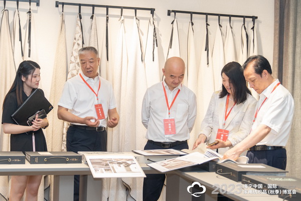&ldquo;智造讓家更美好&rdquo;--2023海寧中國(guó)&middot;國(guó)際家用紡織品（秋季）博覽會(huì)在浙江海寧許村鎮(zhèn)&middot;海寧中國(guó)家紡城盛大開幕。