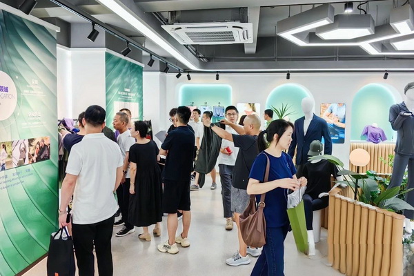 石墨烯紡織產業論壇暨“烯創未來”中國(寧波)創業創新大賽方案發布、寧波尚烯科技有限公司開業慶典系列活動在寧波市鎮海區九龍湖鎮國家石墨烯創新中心圓滿舉行。