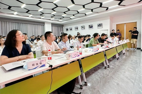 石墨烯紡織產業論壇暨“烯創未來”中國(寧波)創業創新大賽方案發布、寧波尚烯科技有限公司開業慶典系列活動在寧波市鎮海區九龍湖鎮國家石墨烯創新中心圓滿舉行。