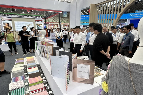 36家毛織企業抱團參展中國(鄂爾多斯)國際羊絨羊毛展覽會,提升大朗品牌知名度