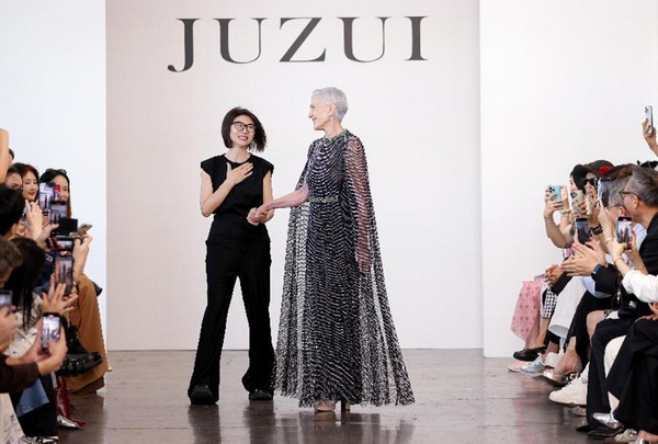 玖姿JUZUI創(chuàng)意總監(jiān)王陶2025春夏紐約時裝周&ldquo;盛開&rdquo;花樣新中式