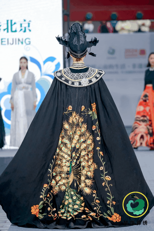 “有一種叫云南的生活·非遺彝繡秀北京”活動(dòng),在北京鐘鼓樓舉行