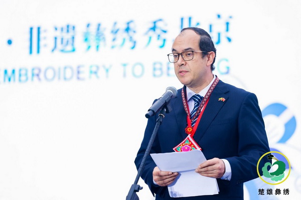 “有一種叫云南的生活·非遺彝繡秀北京”活動(dòng),在北京鐘鼓樓舉行