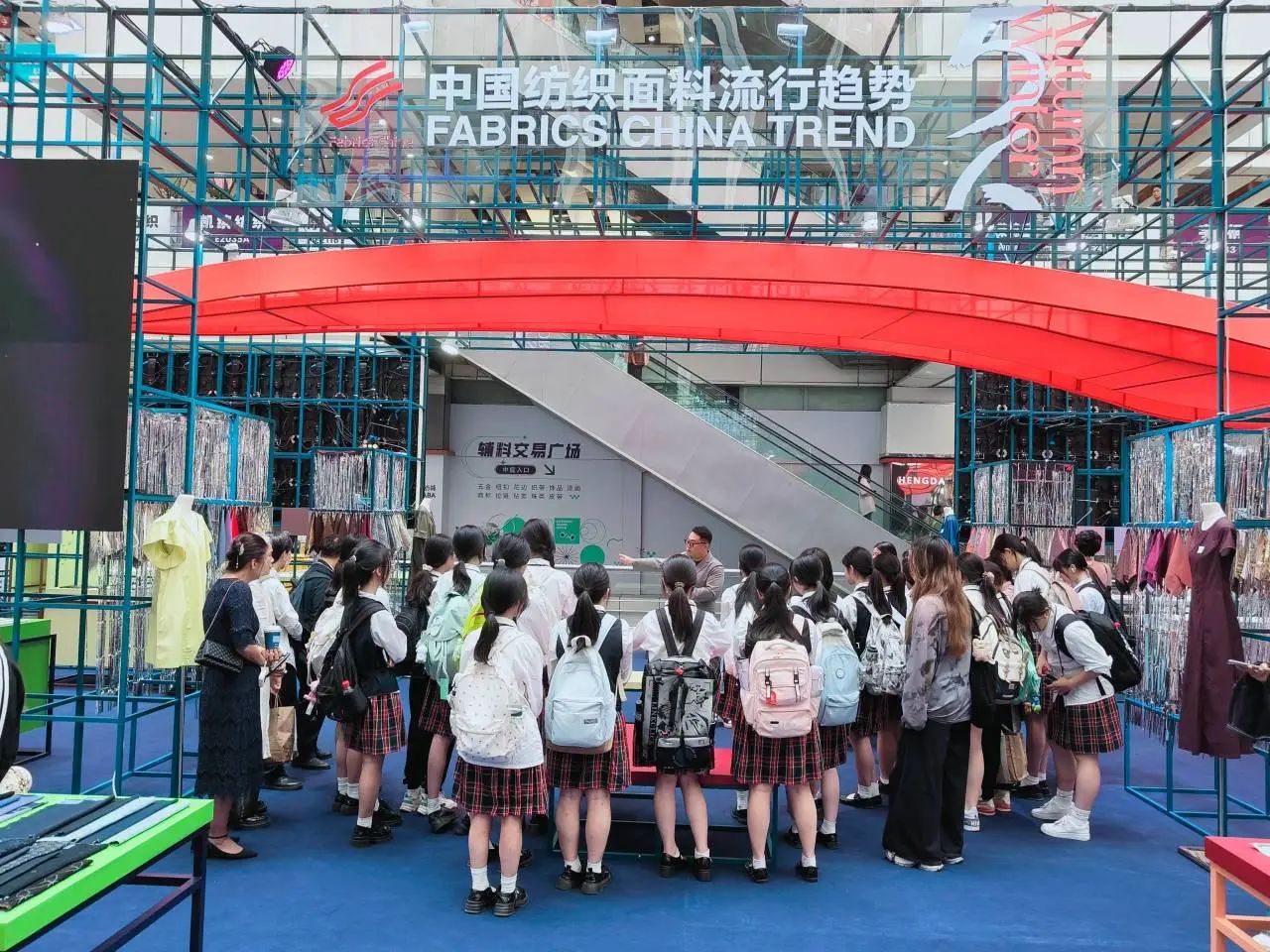 釋放靈感，引領(lǐng)潮流！2025/26秋冬中國紡織面輔料流行趨勢在廣州國際輕紡城精彩發(fā)布！