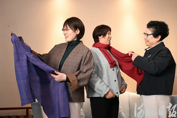 創(chuàng)新不停步 非遺潮起來(lái)!原村土布引河北省人大代表“圍觀”
