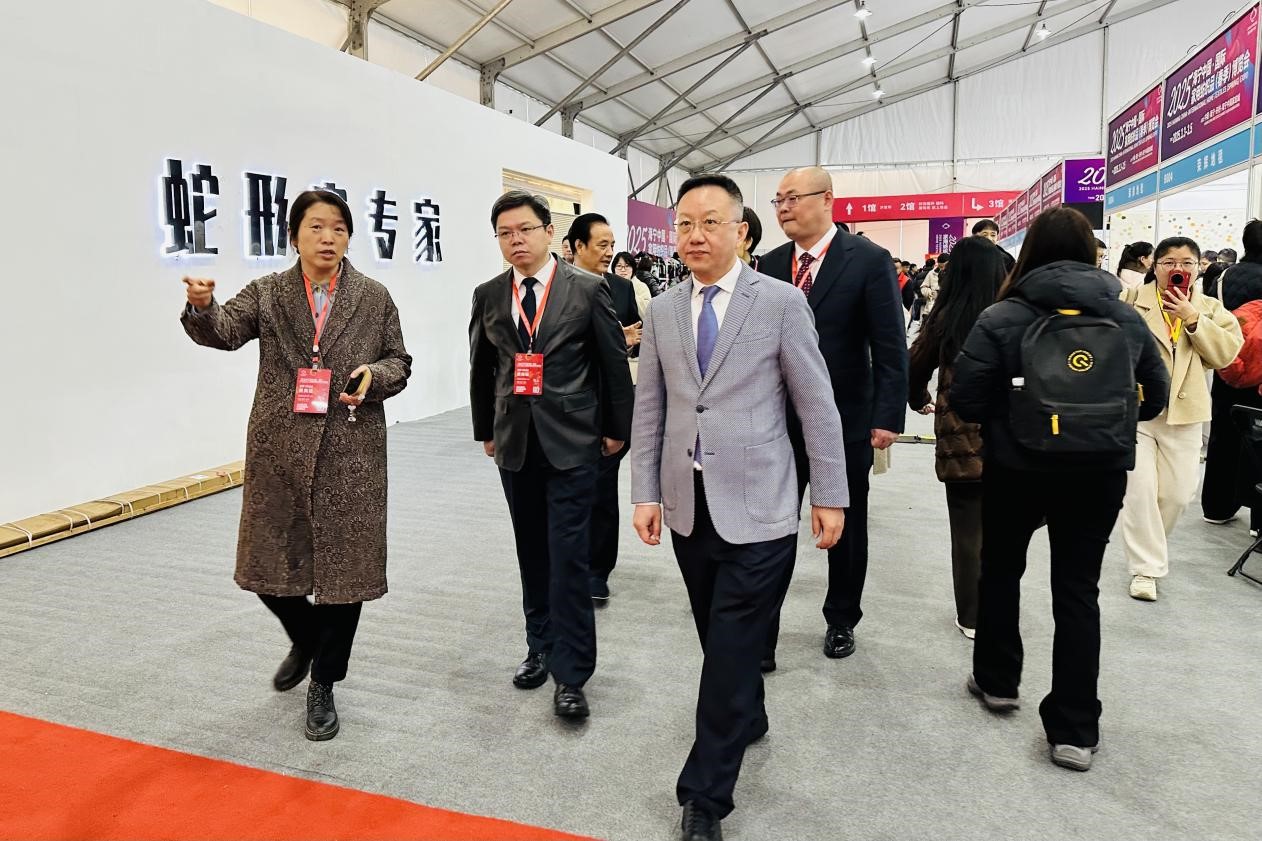 智造織就未來(lái)，錦韻潮動(dòng)全球！2025海寧春季家博會(huì)今日啟幕