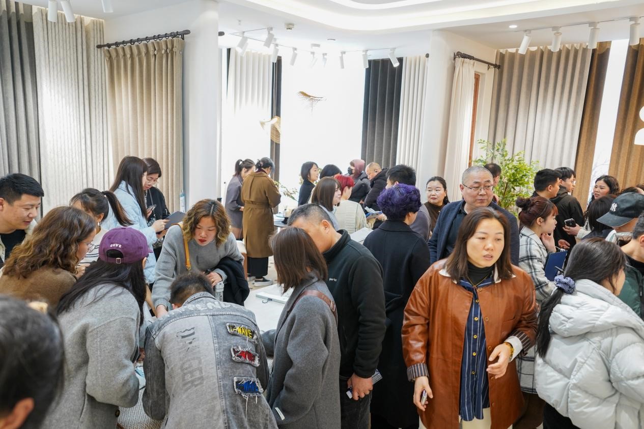 智造織就未來(lái)，錦韻潮動(dòng)全球！2025海寧春季家博會(huì)今日啟幕