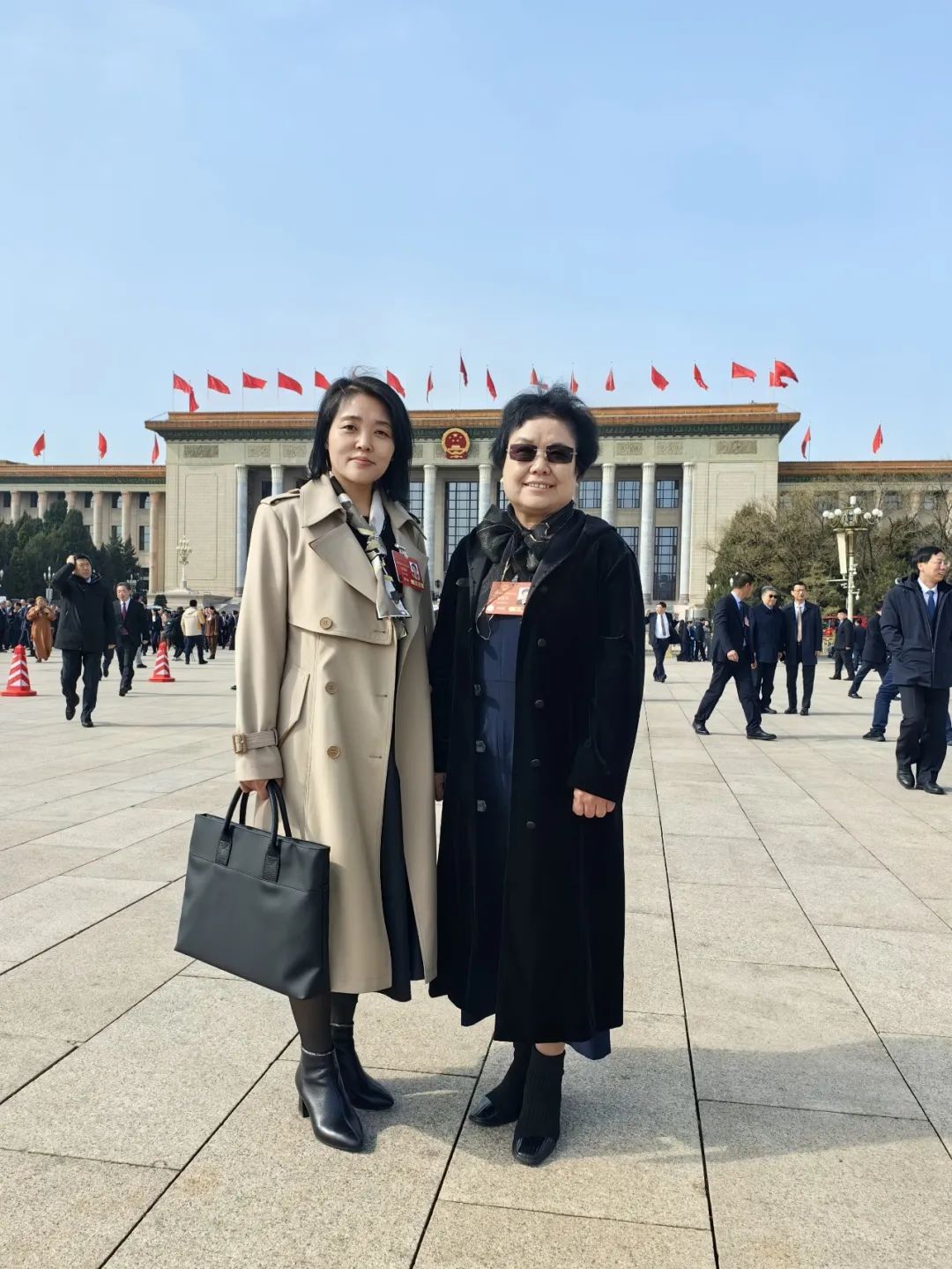 3月3日上午,出席十四屆全國人大三次會議的駐冀全國人大代表和出席全國政協(xié)十四屆三次會議的住冀全國政協(xié)委員從石家莊啟程赴京。石家莊“紡織人”贊皇縣原村土布專業(yè)合作社理事長崔雪琴和石家莊常山恒新紡織有限公司恒盛分公司織造車間教檢工馮麗朝隨河北代表團一同赴京報到。3月4日,崔雪琴、馮麗朝兩位石家莊“紡織人”同來自全國各地的全國人大代表一道步入了北京人民大會堂,共同參加十四屆全國人大三次會議預備會議。會前崔雪琴、馮麗朝在人民大會堂外合影,留下了珍貴的紀念。會前,崔雪琴、馮麗朝結(jié)合各自工作實際和熟悉領(lǐng)域,深入基層開展調(diào)查研究,精心準備議案建議。赴京參會途中,她倆圍繞京津冀協(xié)同發(fā)展、民營經(jīng)濟、新質(zhì)生產(chǎn)力、鄉(xiāng)村振興等普遍關(guān)注的問題與同行的代表委員展開熱烈討論。到達駐地,她倆立即投入會前緊張的準備工作,繼續(xù)修改認真準備好的建議。崔雪琴崔雪琴帶來了《關(guān)于倡導國人穿國風服飾 弘揚國風服飾文化 推動民族服裝產(chǎn)業(yè)振興的建議》。馮麗朝馮麗朝帶來了《關(guān)于進一步加強發(fā)揮勞模工匠引領(lǐng)作用的建議》。全國人大代表崔雪琴、馮麗朝這兩位石家莊優(yōu)秀紡織人,共赴春天之約,共盡代表職責。
