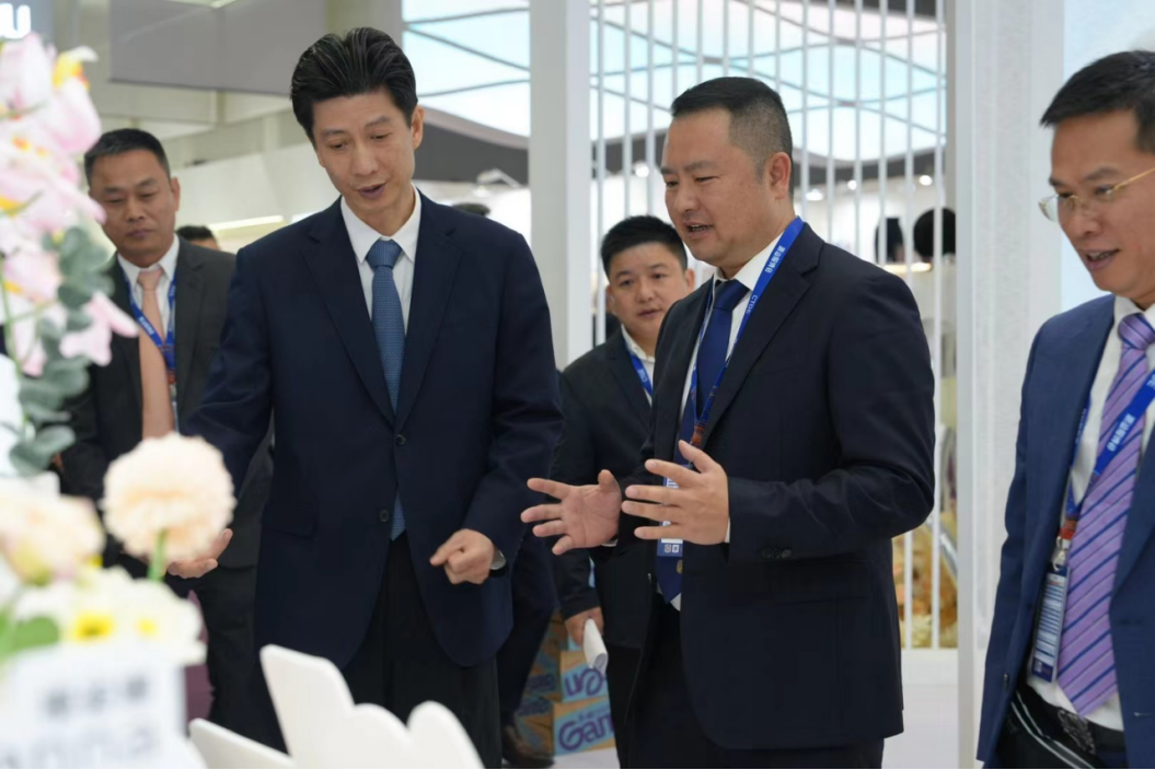 向上生長對抗行業內卷！櫻姿娜于潮汕服博會發布第三代鉑金蠶絲褲