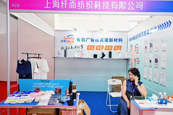 71K 有 機 廣 譜 抗 菌材 料 , 是 將 抗 菌 母 粒 與 普 通 尼 龍 母 粒 熔融 后 , 在 生 產 時 形 成 不 同 濃 度 的 長 絲 或短 纖 , 按 不 同 需 求 比 例,將 其 混 紡 或 直 接噴 絲,應 用 在 針 織 、 梭 織 或 無 紡 布 等 貼 膚 類 產 品 中,起 到滅菌、防霉、消 臭 的 效 果,71K不含銀、銅、鋅、鉛、鋇等重 金 屬 和 納 米 級 材料,屬 有 機(高分子化合物)“非溶出型”的安 全 抗 菌 材 料。