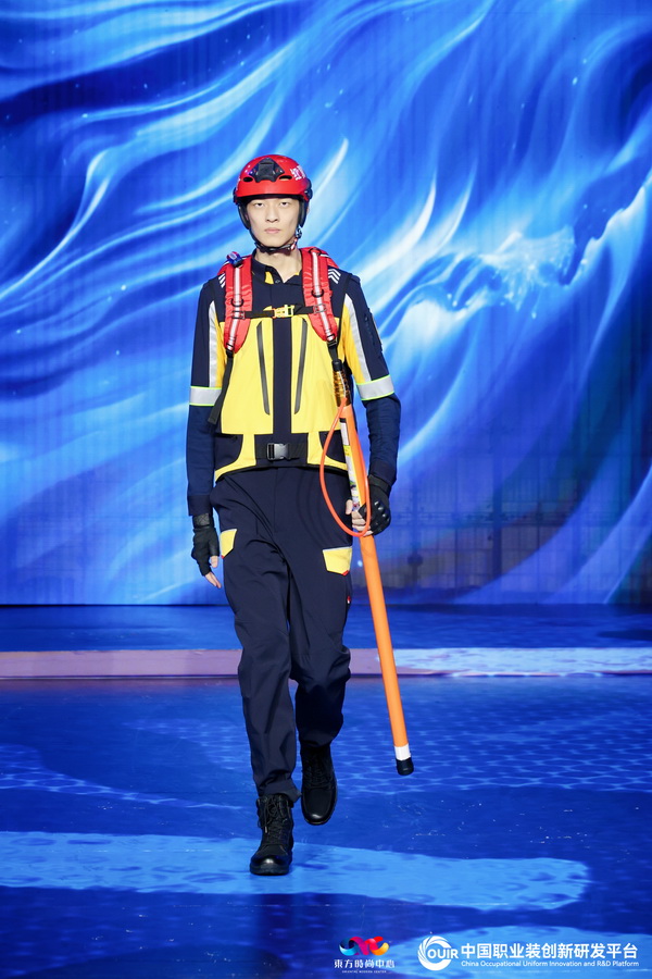 聚焦全民國(guó)防教育作訓(xùn)服與海上功能服，第二屆中國(guó)職業(yè)裝創(chuàng)新大會(huì)在青島啟幕