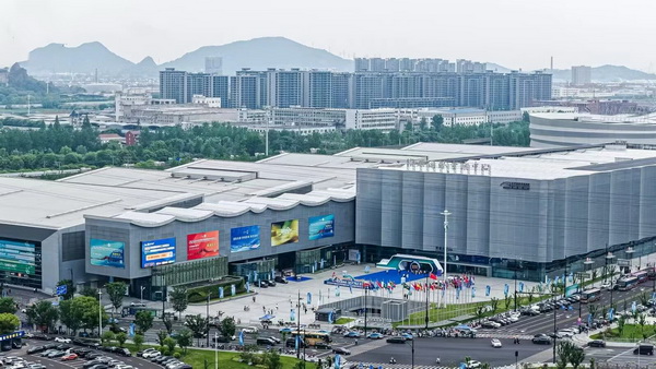 2026 中國紹興柯橋春季國際紡織品面輔料博覽會(huì)期間,由三博會(huì)展自主研發(fā)的全國紡織實(shí)體展會(huì)首個(gè)AI智能體“小布”,作為展會(huì)官方唯一指定AI對接工具,憑借亮眼的落地表現(xiàn)成為全場焦點(diǎn)。其高效的供需匹配能力不僅徹底顛覆傳統(tǒng)采購模式,更彰顯了三博會(huì)展在會(huì)展數(shù)字化領(lǐng)域的技術(shù)硬實(shí)力。 紡博會(huì)現(xiàn)場的AI智能體“小布” 成效斐然! 智能體“小布”賦能紡博會(huì)高效采購 作為三博會(huì)展深耕紡織會(huì)展行業(yè)多年的核心技術(shù)成果,AI 智能體 “小布”此次與柯橋紡博會(huì)的官方合作,是其在紡織實(shí)體展會(huì)的首次規(guī)模化落地,也是行業(yè)數(shù)字化升級的重要突破。“小布”以“破解供需信息壁壘”為核心,依托千萬級紡織產(chǎn)品數(shù)據(jù)庫與行業(yè)專屬深度學(xué)習(xí)算法,成為采購商的“智能導(dǎo)航官”與參展商的“精準(zhǔn)獲客器”。 中國紡織工業(yè)聯(lián)合會(huì)會(huì)長 孫瑞哲 參觀AI智能體“小布” 中國紡織品進(jìn)出口商會(huì)副會(huì)長 張錫安 參觀AI智能體“小布” 采購商通過多語種語音輸入,無論是指定“石墨烯恒溫面料”“再生纖維含量≥80%”等精準(zhǔn)產(chǎn)品參數(shù),還是明確采購方向、合作企業(yè)類型等商務(wù)需求,“小布”均能在毫秒內(nèi)完成需求解析,精準(zhǔn)推送匹配度最高的參展企業(yè)、展位位置及產(chǎn)品詳情,改善傳統(tǒng)采購“大海撈針”的困境。來自阿聯(lián)酋的采購商阿卜杜拉直言:“以往逛展要花費(fèi)一整天找供應(yīng)商,現(xiàn)在用‘小布’鎖定‘夏季戶外功能面料’需求,12 家目標(biāo)企業(yè)即刻呈現(xiàn),還能規(guī)劃最優(yōu)路線,采購效率提升不止一倍!” 展會(huì)首日便有2000余名采購商主動(dòng)使用“小布”完成需求匹配,供應(yīng)商匹配準(zhǔn)確率高達(dá)95%,平均對接效率提升80%以上。更具行業(yè)價(jià)值的是,“小布”通過沉淀采購需求關(guān)鍵詞、瀏覽軌跡、意向匹配度等全維度數(shù)據(jù),構(gòu)建起動(dòng)態(tài)更新的紡織采購大數(shù)據(jù)池,為參展商提供 2026 流行趨勢、潛在客戶畫像等精準(zhǔn)洞察,助力企業(yè)優(yōu)化產(chǎn)品布局與營銷策略,實(shí)現(xiàn) “數(shù)據(jù)反哺營銷”的長效價(jià)值。其亮眼表現(xiàn)不僅獲得展會(huì)組委會(huì)的高度認(rèn)可,更成為本屆紡博會(huì)的“數(shù)字新名片”,為行業(yè)樹立了AI賦能會(huì)展的標(biāo)桿案例。 持續(xù)創(chuàng)新! “愛秀AI SHOW”開發(fā)完善中,補(bǔ)全展商營銷短版 在“小布”成功落地的基礎(chǔ)上,三博會(huì)展針對紡織企業(yè)宣傳素材制作 “周期長、成本高、創(chuàng)意不足”的行業(yè)共性痛點(diǎn),正全力開發(fā)完善另一款 AI創(chuàng)新工具 ——“愛秀 AI SHOW”。該工具以“AI一鍵生成紡織品宣傳海報(bào)+視頻”為核心功能,旨在為展商打造高效、低成本的營銷解決方案。“愛秀 AI SHOW”今年2月在越南紡織展作為試點(diǎn)已成功運(yùn)行了1.0版本,得到眾多客商的廣泛好評。 sdfd 據(jù)三博會(huì)展技術(shù)團(tuán)隊(duì)透露,目前“愛秀 AI SHOW”已完成核心功能研發(fā),并以投入部分展商的試用階段。其將深度貼合紡織行業(yè)特性,支持面料紋理高清還原、模特穿搭場景智能切換、多語言文案自動(dòng)生成等功能,能精準(zhǔn)呈現(xiàn)不同品類紡織品的核心賣點(diǎn)。參展商無需專業(yè)設(shè)計(jì)團(tuán)隊(duì),僅需上傳產(chǎn)品實(shí)拍圖并輸入主題關(guān)鍵詞,即可快速生成適配展會(huì)宣傳、電商平臺、社交媒體等多場景的營銷素材,大幅降低企業(yè)營銷成本與時(shí)間成本。該工具計(jì)劃在完成最終優(yōu)化后,擇機(jī)在后續(xù)展會(huì)中推出,進(jìn)一步補(bǔ)全會(huì)展數(shù)字化服務(wù)鏈條。 戰(zhàn)略布局! 三博會(huì)展以AI重構(gòu)會(huì)展生態(tài),引領(lǐng)行業(yè)數(shù)字化轉(zhuǎn)型 “小布”的成功落地是起點(diǎn),而非終點(diǎn)。三博會(huì)展的核心戰(zhàn)略是“以 AI技術(shù)重構(gòu)紡織會(huì)展全鏈路價(jià)值”—— 先通過“小布”打通采購端與參展商之間的供需對接瓶頸,解決“找得到、接得快” 的核心問題;再以 “愛秀-AI SHOW”賦能展商營銷環(huán)節(jié),解決“推得好、成本低”的痛點(diǎn),最終形成“精準(zhǔn)對接+高效營銷+數(shù)據(jù)沉淀”的閉環(huán)生態(tài)。 此次“小布” 在柯橋紡博會(huì)的實(shí)戰(zhàn)驗(yàn)證,不僅證明了AI技術(shù)與紡織會(huì)展的深度融合可行性,更堅(jiān)定了三博會(huì)展的AI布局決心。未來,企業(yè)將持續(xù)深耕紡織會(huì)展數(shù)字化領(lǐng)域,一方面迭代優(yōu)化“小布”的算法精度與服務(wù)場景,另一方面加速“愛秀-AISHOW”的完善與落地,同時(shí)探索更多會(huì)展全鏈路的AI應(yīng)用場景,打造覆蓋“展前籌備、展中對接、展后沉淀”的全流程數(shù)字化解決方案。三博會(huì)展始終聚焦行業(yè)真實(shí)需求,以“技術(shù)創(chuàng)新賦能產(chǎn)業(yè)升級”為使命,通過兩大AI產(chǎn)品的協(xié)同布局,推動(dòng)會(huì)展行業(yè)從“流量聚合”向“價(jià)值沉淀”轉(zhuǎn)型,助力紡織產(chǎn)業(yè)在AI時(shí)代實(shí)現(xiàn)高質(zhì)量發(fā)展,持續(xù)引領(lǐng)會(huì)展數(shù)字化變革浪潮。