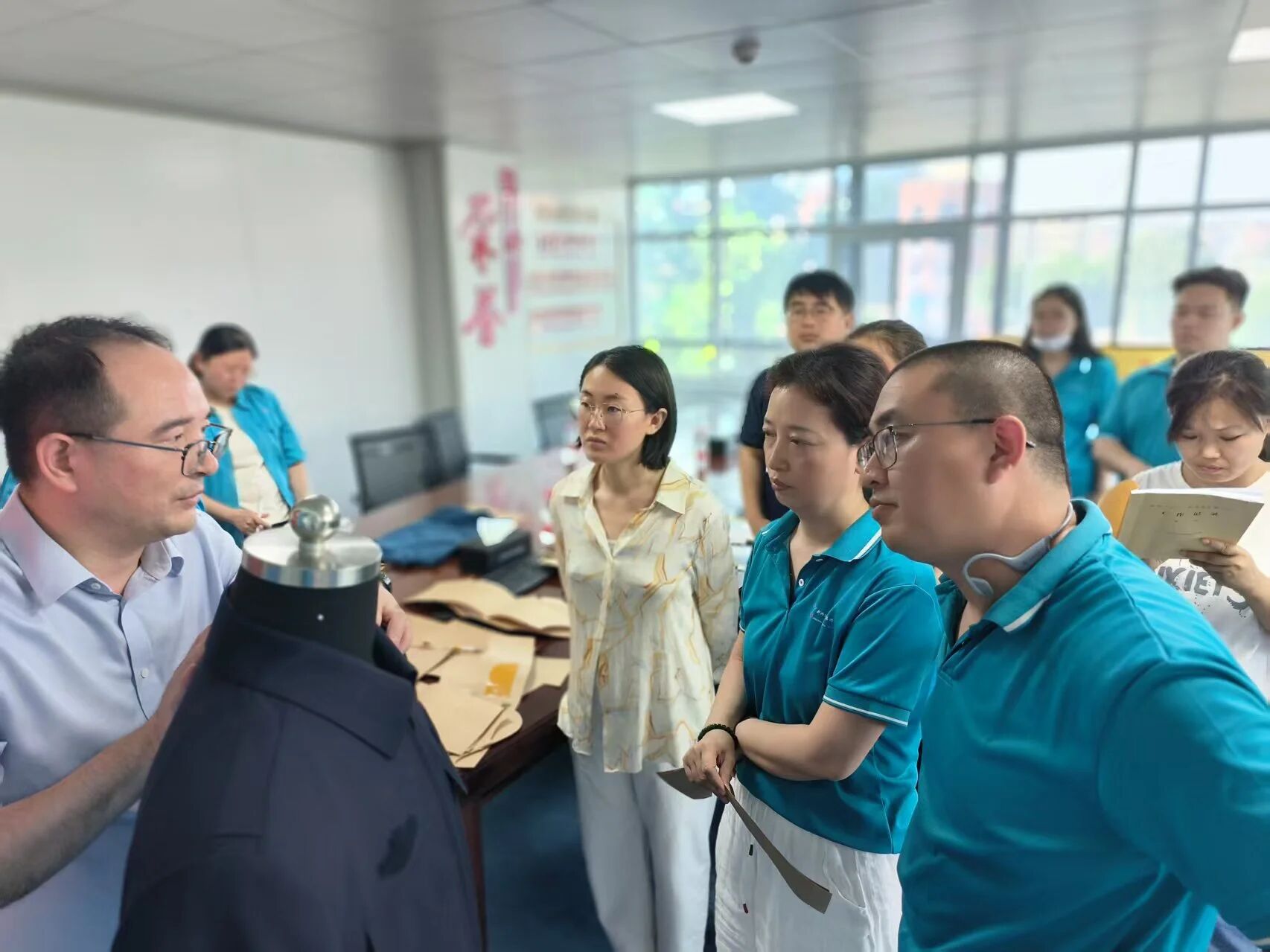 “中國夢·勞動美”全國職工宣講團財貿輕紡煙草產業特色分團走進校園暨紡織行業“勞模工匠助企行”(石家莊站)活動成功舉行