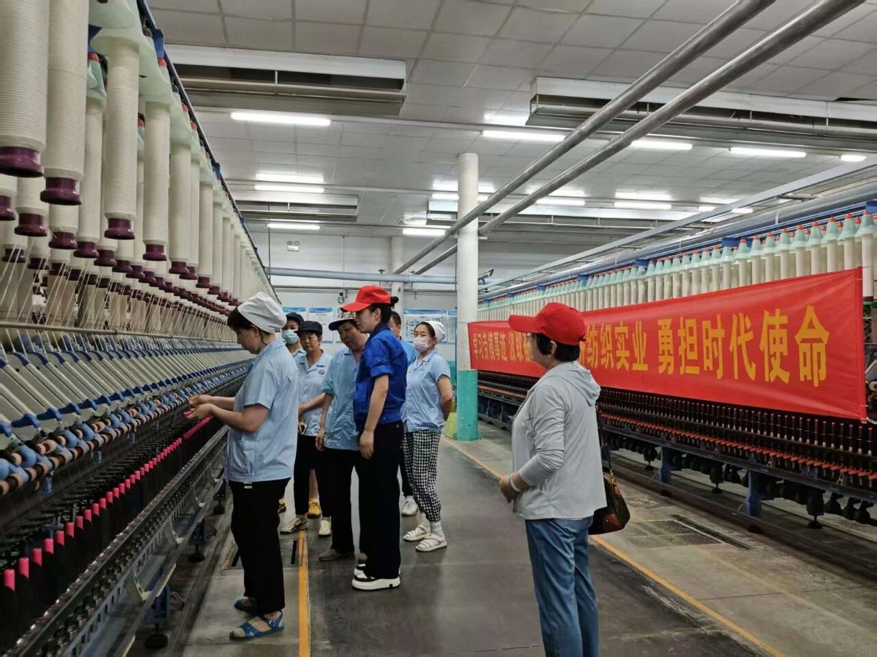 “中國夢·勞動美”全國職工宣講團財貿輕紡煙草產業特色分團走進校園暨紡織行業“勞模工匠助企行”(石家莊站)活動成功舉行
