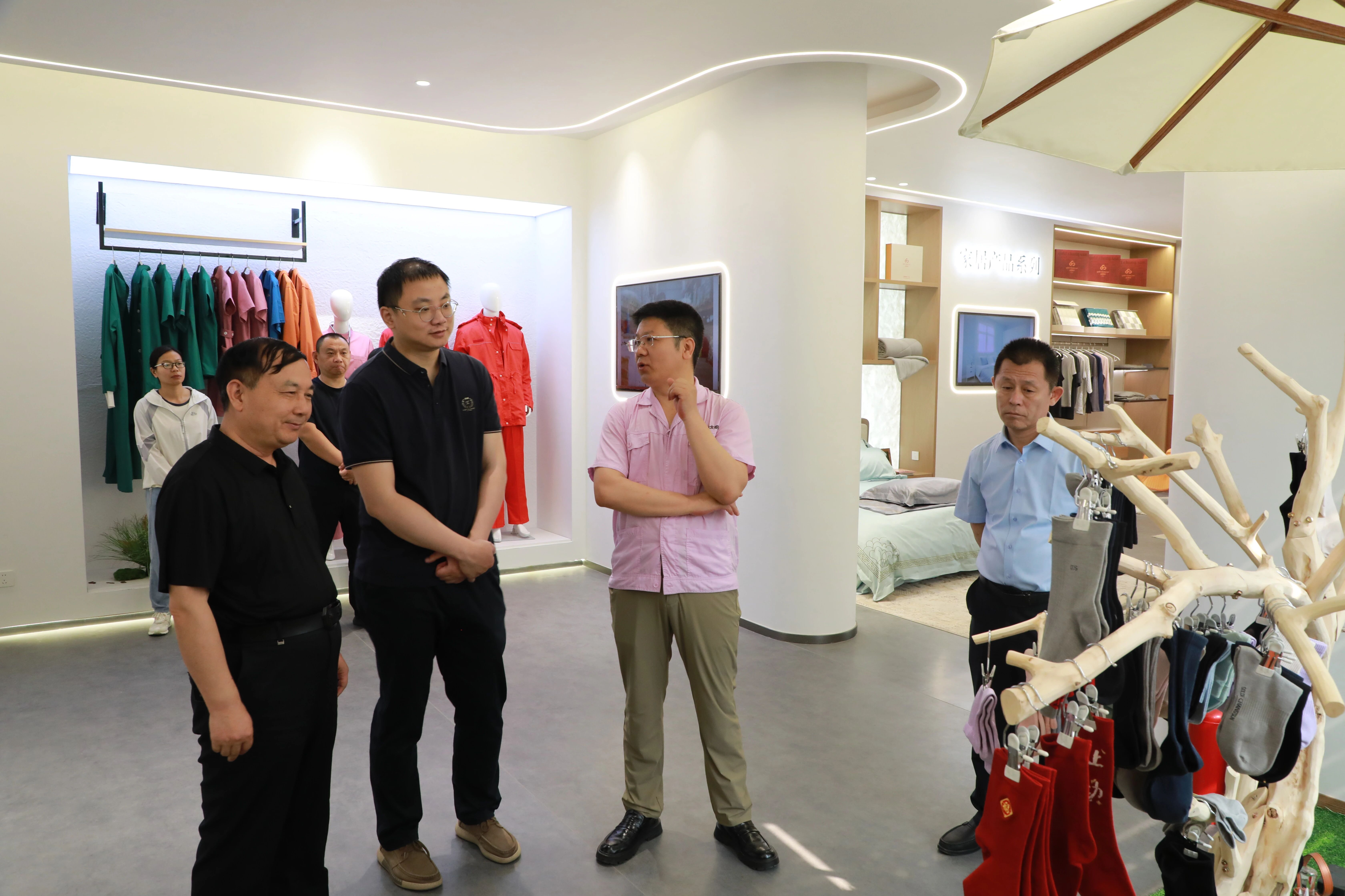 “中國夢·勞動美”全國職工宣講團財貿輕紡煙草產業特色分團走進校園暨紡織行業“勞模工匠助企行”(石家莊站)活動成功舉行